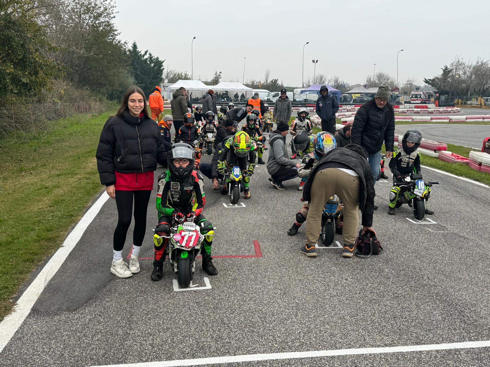 Linea di partenza pilota Nicola Danzi con sorella